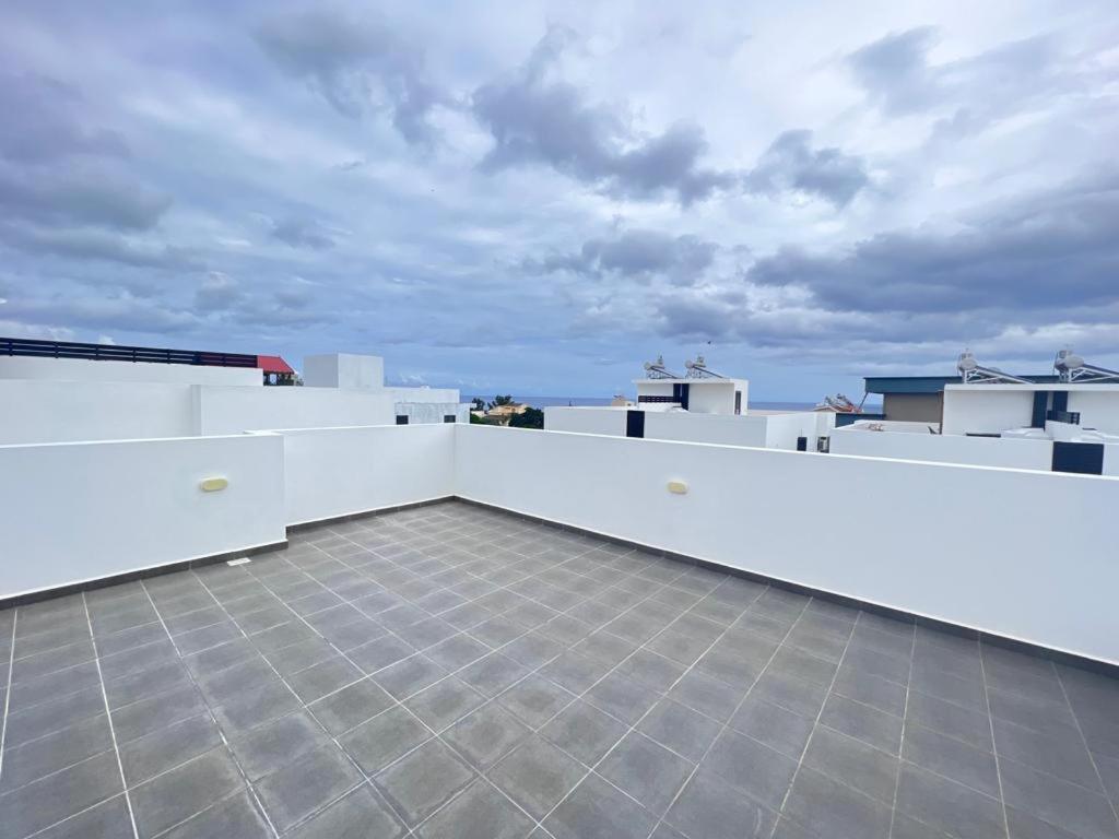 Azure 4 Bedrooms Haven Retreat: Where Tranquility Meets Turquoise Waters, Flic En Flac Mauritius Exterior photo