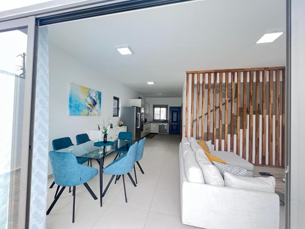 Azure 4 Bedrooms Haven Retreat: Where Tranquility Meets Turquoise Waters, Flic En Flac Mauritius Exterior photo