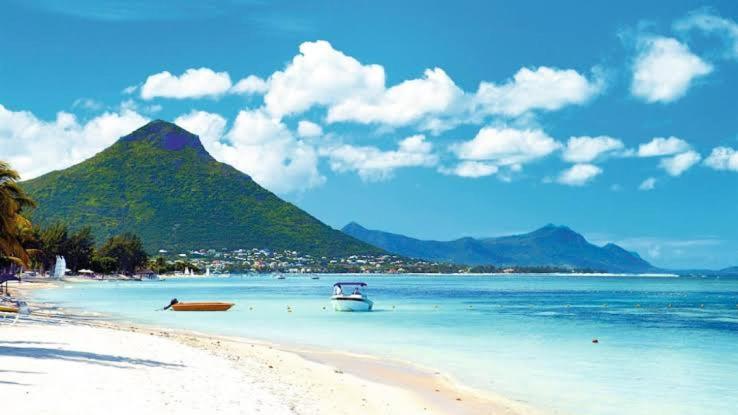 Azure 4 Bedrooms Haven Retreat: Where Tranquility Meets Turquoise Waters, Flic En Flac Mauritius Exterior photo